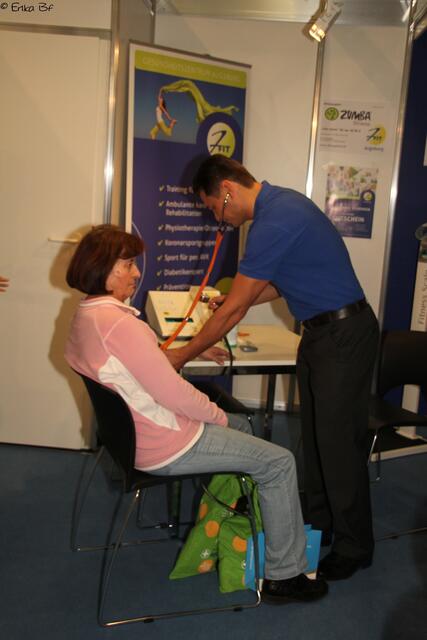 der Blutdruck wird gemessen