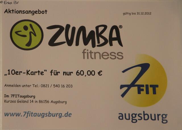 Zumba ist ein Tanz-Fitness-Programm, das von lateinamerikanischen Tänzen inspiriert ist. Ich kann nur sagen, da erhöht sich die Raumtemperatur um einige Grade...