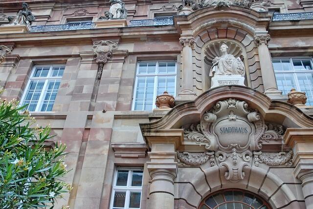 Noch eine geschichtsträchtige Fassade ...
