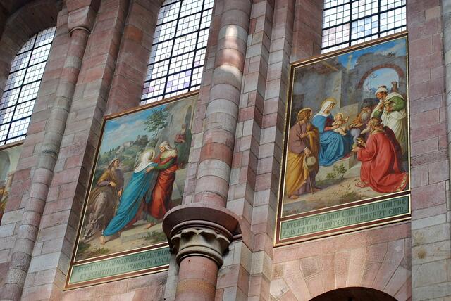 Auch innen im Dom ist das Rot-Weiß der Mauern zu erkennen.