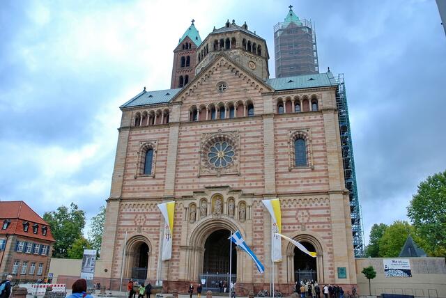 Dom zu Speyer - In der romanischen Bauform oft zu finden: Wechsel von roten und weißen Steinen. Bei der Restaurierung wurde dies wieder berücksichtigt.