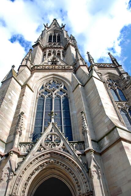 Der 100 m hohe Kirchturm überragt weite Teile der Pfalz; er ist auch der höchste westlich des Rheins zwischen Köln und Straßburg.