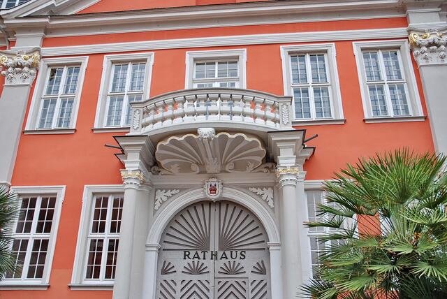 Rathaus - ob es drinnen auch so farbenfroh zugeht ???