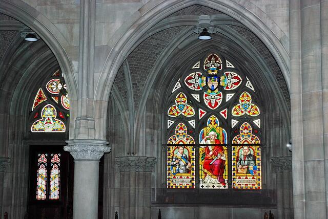 Die Gedächtniskirche ist im Inneren weder verputzt noch bemalt. Quader und Mauerwerk sind sichtbar belassen. Nur die Glasmalereien der 36 Fenster schmückten das Kirchenschiff.