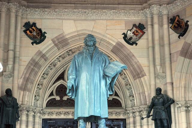 Man betritt die Kirche durch die sechseckige Gedächtnishalle mit dem Lutherdenkmal aus Bronze, der Sockel aus schwedischem Granit.