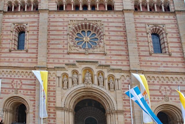 Auch wurde die Westfassade mit sehr vielen Schmuckelementen verziert, so wie z.B. die große Rosette. Rechts und links daneben gibt es zwei Rundbogenfenster als weiteres Schmuckelement.
