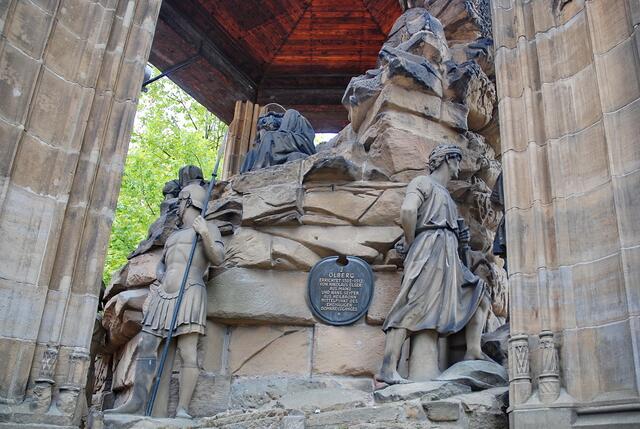 Der Ölberg – geschaffen vom Heilbronner Künstler Hans Syfer - stand einst im Innenhof eines Kreuzganges. Beim großen Brand 1689 wurde der Ölberg wie auch der Dom selbst stark beschädigt; der Kreuzgang ganz abgerissen.