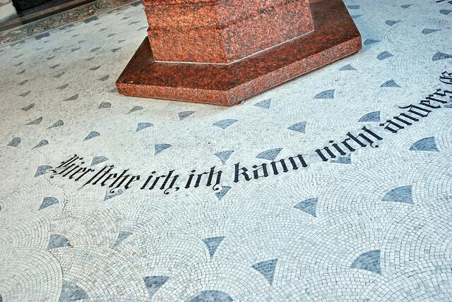Zu Füßen des Lutherdenkmals sein wohl bekanntester Ausspruch.