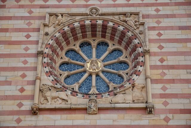 Die Rosette zeigt das Bildnis Christi sowie die vier Evangelisten.