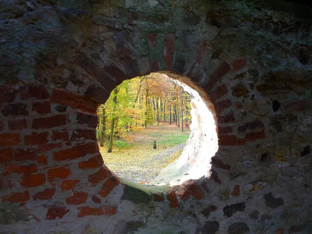 Durch die dicke Mauer gesehen