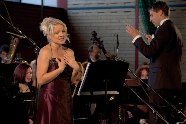 Carola Egger verzaubert mit ihrer ausdrucksstarken Stimme das Konzertpublikum der Bläserphilharmonie und der Bigband der Sadtkapelle Wertingen.