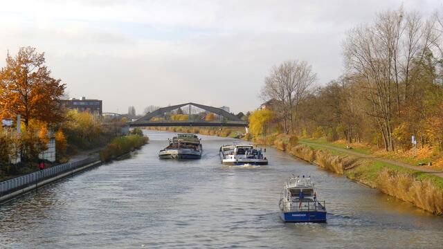 Der Mittellandkanal: Zu allen Jahreszeiten zieht er die Blicke beim Gang über eine der vielen Brücken auf sich. Im Hintergrund die Brücke "Eulenkamp" in Bothfeld.