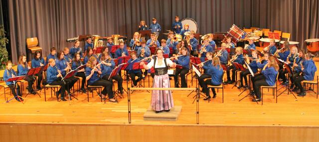 Das Vororchester der Stadtkapelle Wertingen unter der Leitung von Dirigentin Karolina Wörle ist der pädagogische Dreh- und Angelpunkt für den Nachwuchs. In allgemeiner Musiklehre begleitet der D 1 Lehrgang die praktische Arbeit.