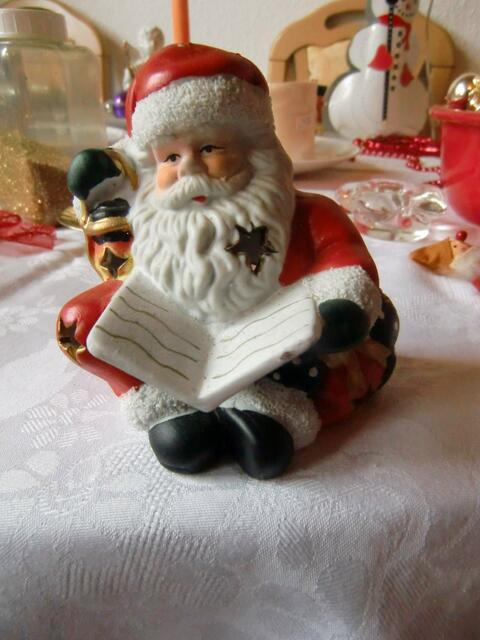 Der Weihnachtsmann mit seinem großen Buch