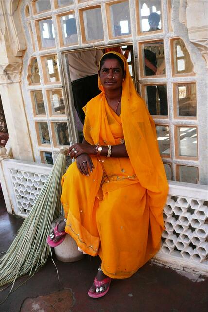 in Rajasthan- Ruhepause nach dem Fegen der Straße