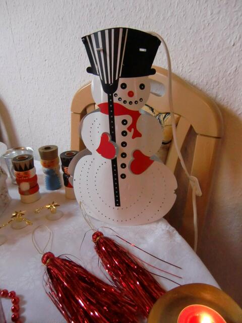Ein Schneemann mit Glühlampe