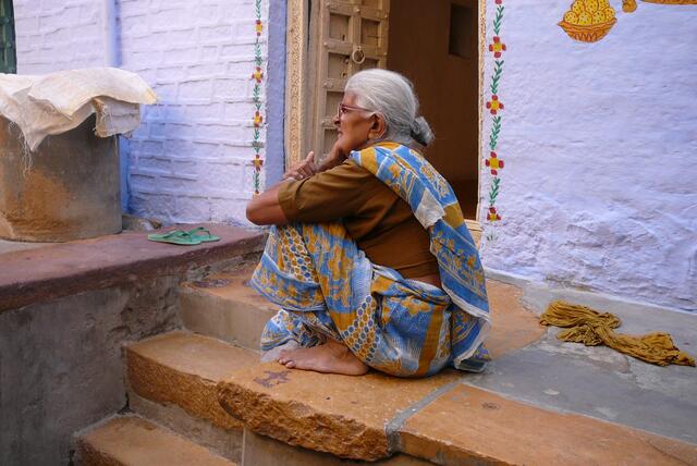 in Rajasthan- kleine Pause nach dem Hausputz