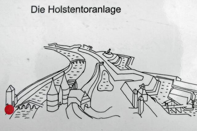 Auf großes Interesse stoßen die Erläuterungen zu den Tormodellen, rot markiert ist die Lage des inneren Holstentores.