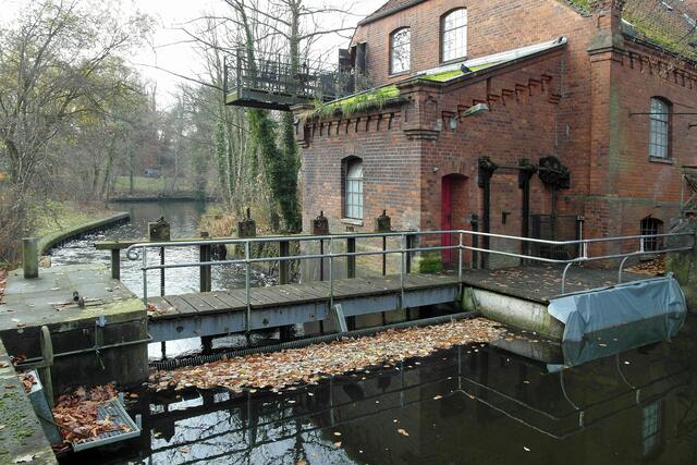 Abfluss des Mühlenteichs zur Stadttrave, rechts die alte Kornmühle