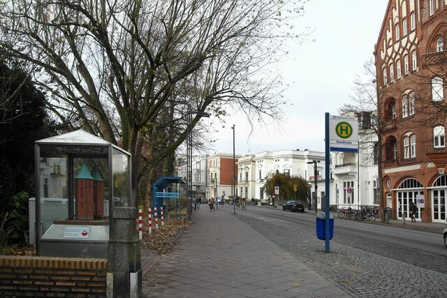 Die Mühlenstraße im November 2012, links die Vitrine mi dem Modell des Mühlentores