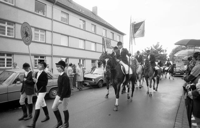 Schützenausmarsch zur 1000-Jahr-Feier in Döhren.