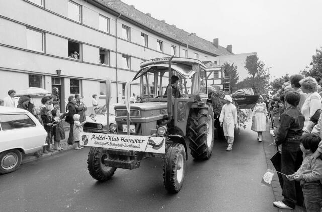 Schützenausmarsch zur 1000-Jahr-Feier in Döhren.
