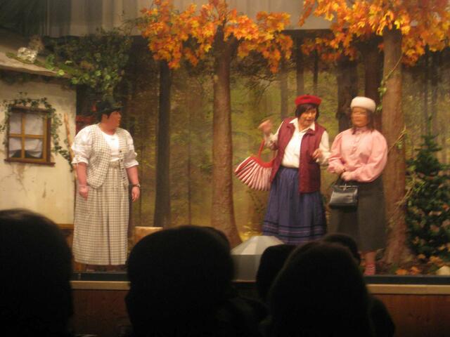 Die Bürgermeisterfrau (Claudia Thaller) und die beiden "Dorftratschn" (Gisela Reichardt und Alexandra Hadnger) warten auf die Buckl-Walli