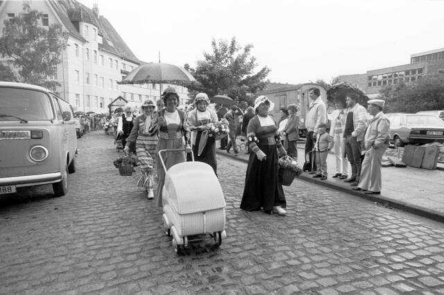 Schützenausmarsch zur 1000-Jahr-Feier in Döhren.