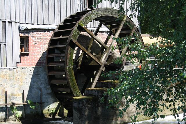 das Wasserrad  dreht sich, derzeit noch ohne weitere Funktion...