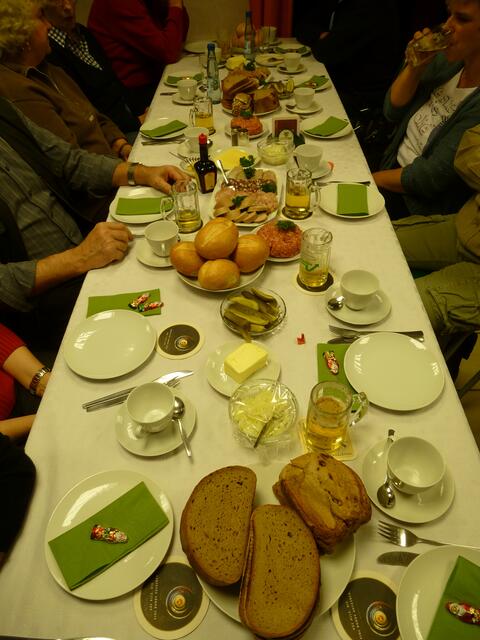 So sah ein Tisch beim Wurstessen aus; alles da: Mett, Leberwurst, Sülze, Knappwurst, Gurken, Käse, Brot und noch einiges mehr.