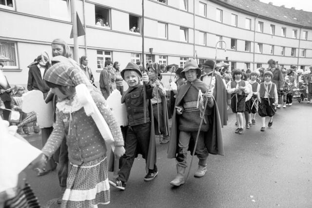 Schützenausmarsch zur 1000-Jahr-Feier in Döhren.