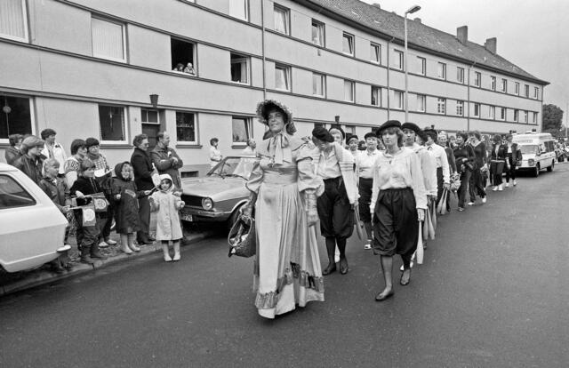 Schützenausmarsch zur 1000-Jahr-Feier in Döhren.