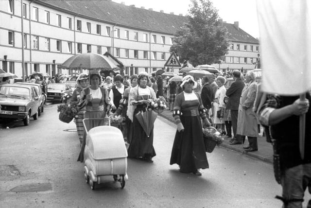Schützenausmarsch zur 1000-Jahr-Feier in Döhren.