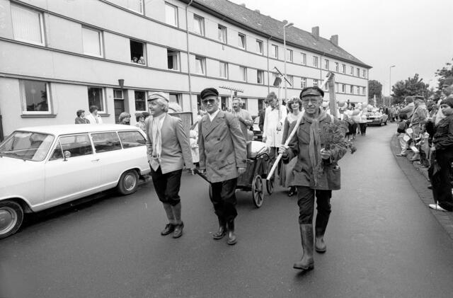 Schützenausmarsch zur 1000-Jahr-Feier in Döhren.