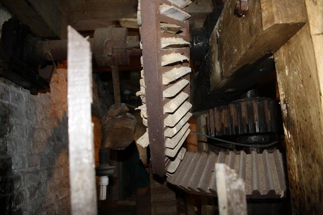 Holz greift in Metall...