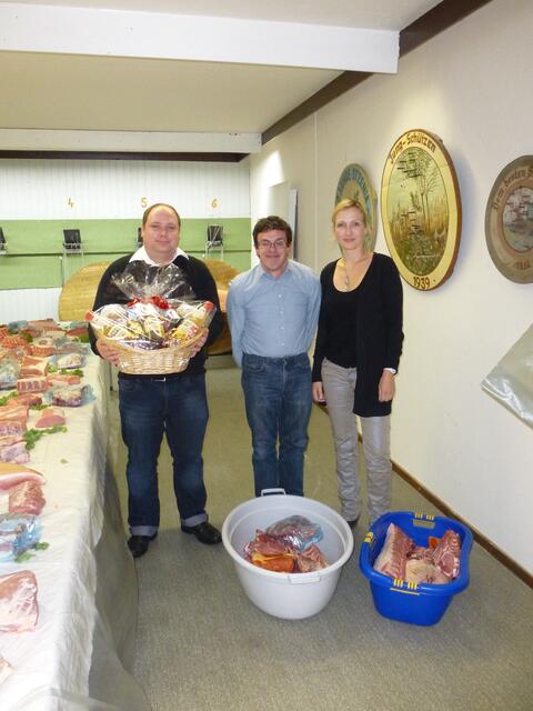 Die besten drei Schützen beim Otzer Schweinepreisschiessen 2012. Von links: Sven Priess (2.), Lutz Dorstewitz (1.) und Silvia Goehrke (3.).