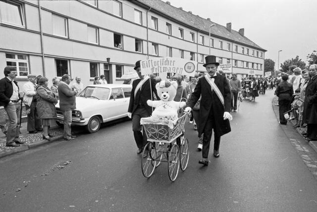 Schützenausmarsch zur 1000-Jahr-Feier in Döhren.