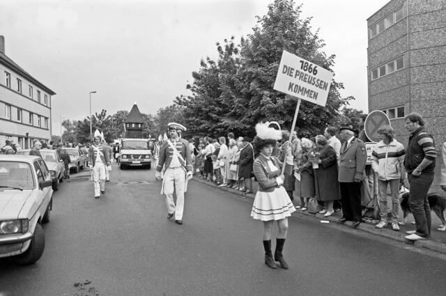 Schützenausmarsch zur 1000-Jahr-Feier in Döhren.