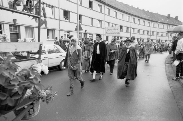 Schützenausmarsch zur 1000-Jahr-Feier in Döhren.