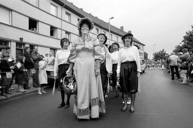 Schützenausmarsch zur 1000-Jahr-Feier in Döhren.