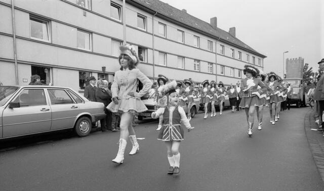 Schützenausmarsch zur 1000-Jahr-Feier in Döhren.