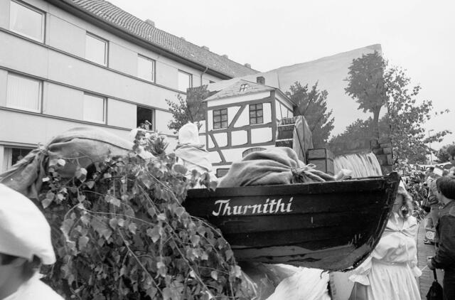 Die Döhrener Wassermühle erstand kurzfristig wieder: Schützenausmarsch zur 1000-Jahr-Feier in Döhren.