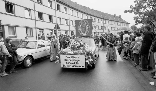 Schützenausmarsch zur 1000-Jahr-Feier in Döhren.
