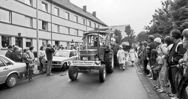 Schützenausmarsch zur 1000-Jahr-Feier in Döhren.