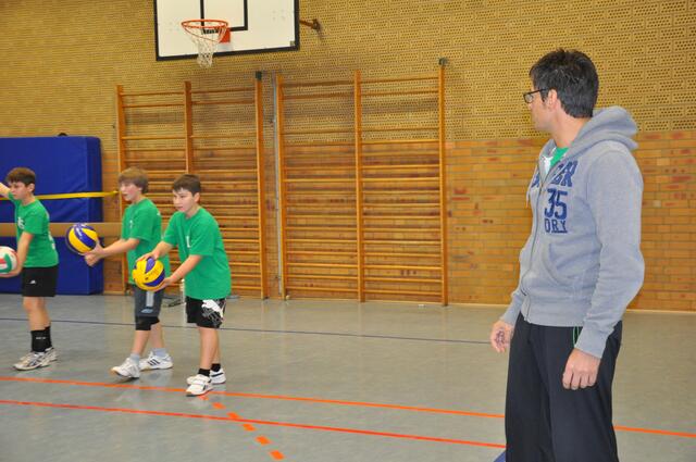 Skeptischer Blick vom Trainer - beim Aufschlag!