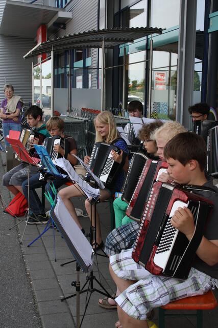 Musiksommer - Ladenkonzert im dm-Markt mit dem Jugend-Akkordenorchester