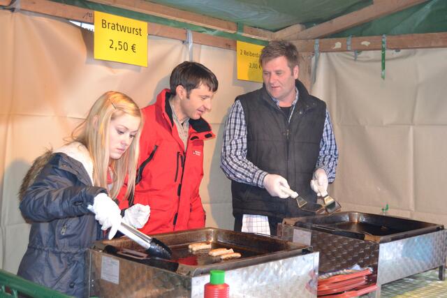 "Grillmeister" Herr Repenning (rechts) mit Gehilfen