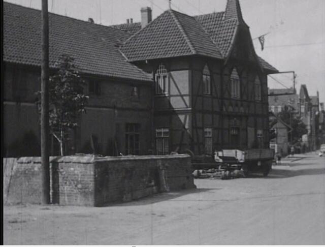 Noch einmal das gleiche Gebäude...Ist das an der hildesheimer Chaussee? Im Hintergrund die Mühle ?Da bin ich mir aber nicht sicher. | Foto: D.A.