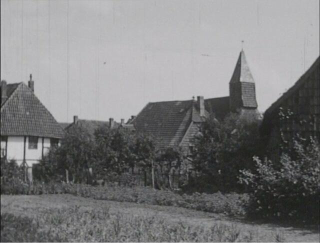 Die alte kapelle von westen aus gesehen.Links davon der heute noch stehende Hof vom Brinksitzer Waldvogel | Foto: D.A.