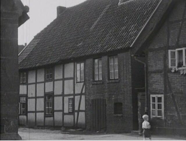 Links die alte Kapelle, rechts das heute noch stehende Brinksitzerhaus | Foto: D.A.